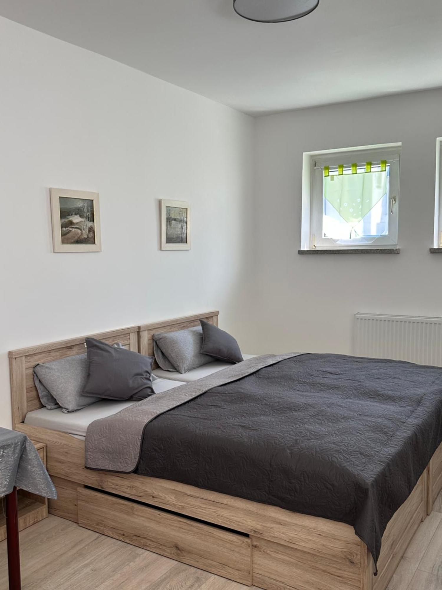 Ein Zimmer Wohnung Am Markt Oelsnitz  Exterior foto